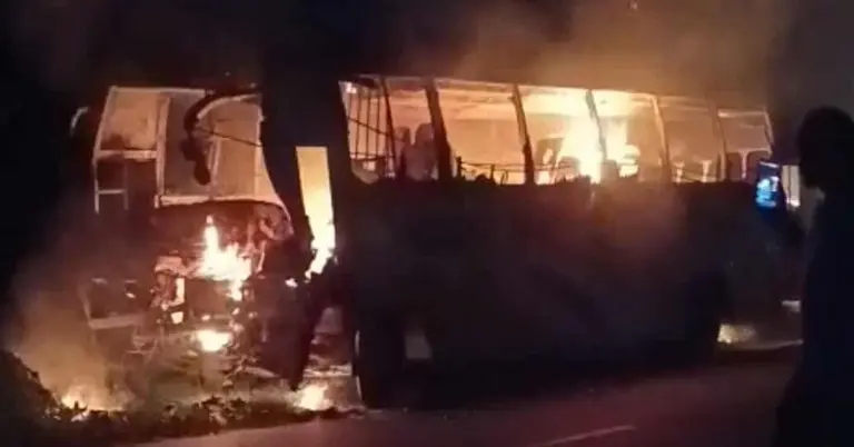 বাসে আগুন